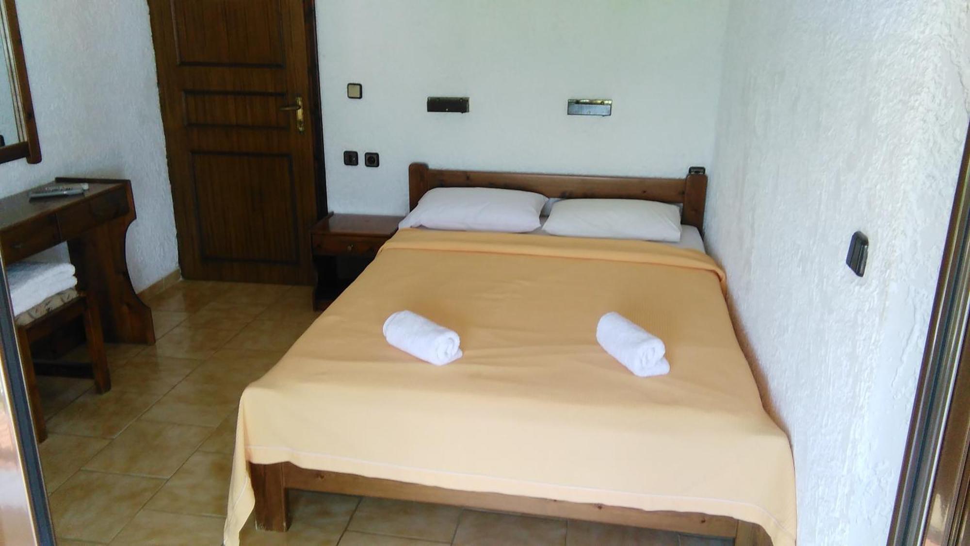 Hotel Lefkes Paralía Skotínis Pokoj fotografie