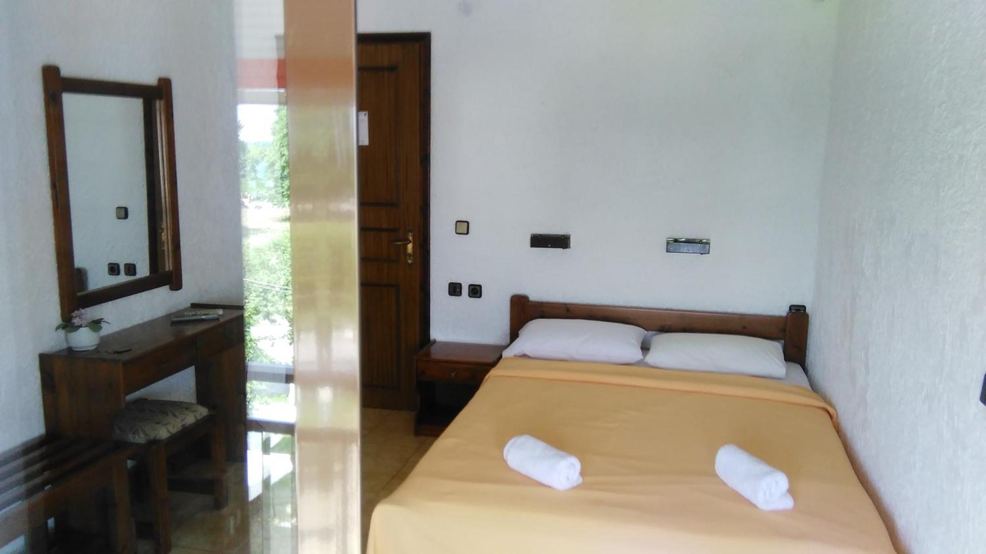 Hotel Lefkes Paralía Skotínis Pokoj fotografie